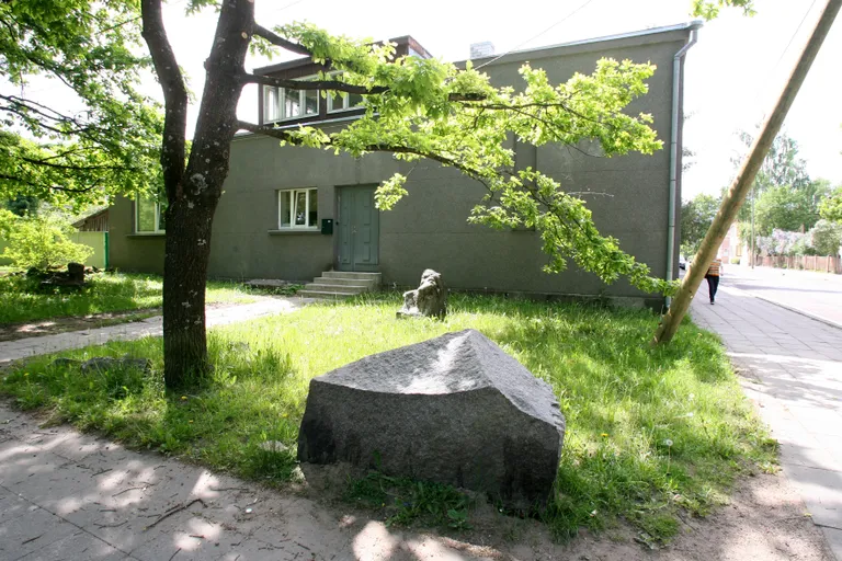 Skulptor Anton Starkopf (1889-1966) elas ja töötas majas Hurda 2.