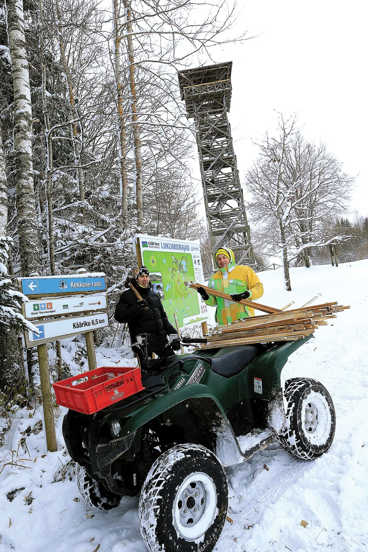 Nädalavahetusel peetakse Kekkose rajal ööjooksumaratoni. Eile käisid korraldajad Jaak Teppan (vasakul) ja Timo Arujõe raja läbi ning panid püsti paarsada helkurribaga puust posti, et võistlejatel oleks turvalisem liikuda.
