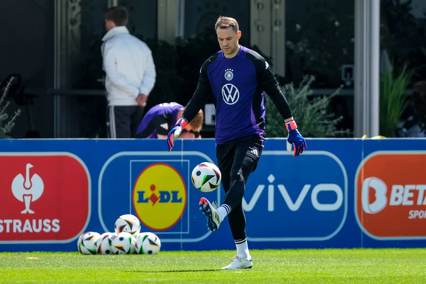 Manuel Neuer oli Venemaal toimunud MM-finaalturniiri joogipudeliga väljakul ka viimases kontrollmängus Kreekaga.